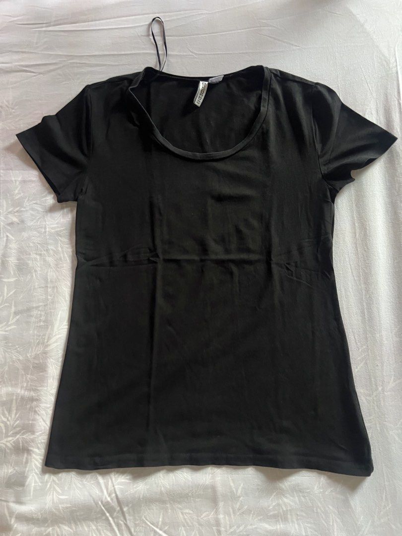 H&M Divided Black Basic T-Shirt Size M (Category: Shirts) located in Quezon City. Submitted by katedeclutter (Listing ID 1465590857, Image 1). Description: - Brand: Divided by H&M - Color: Black - Size: Medium.
