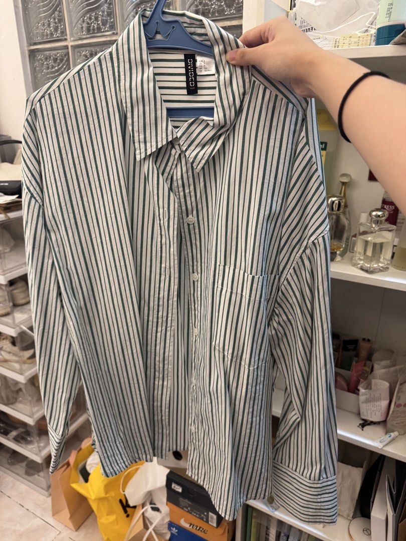 H&M Divided Green White Striped Oversized Button-Up Shirt (Category: Shirts) located in Manila. Submitted by klaaarrr (Listing ID 1465728286, Image 1). Description: - Brand: H&M Divided - Size: S - Design: Green and white striped - Fit: Oversized with classic collar and chest pocket - Sleeves: Long with buttoned cuffs - Material: Soft cotton, ideal for layering.