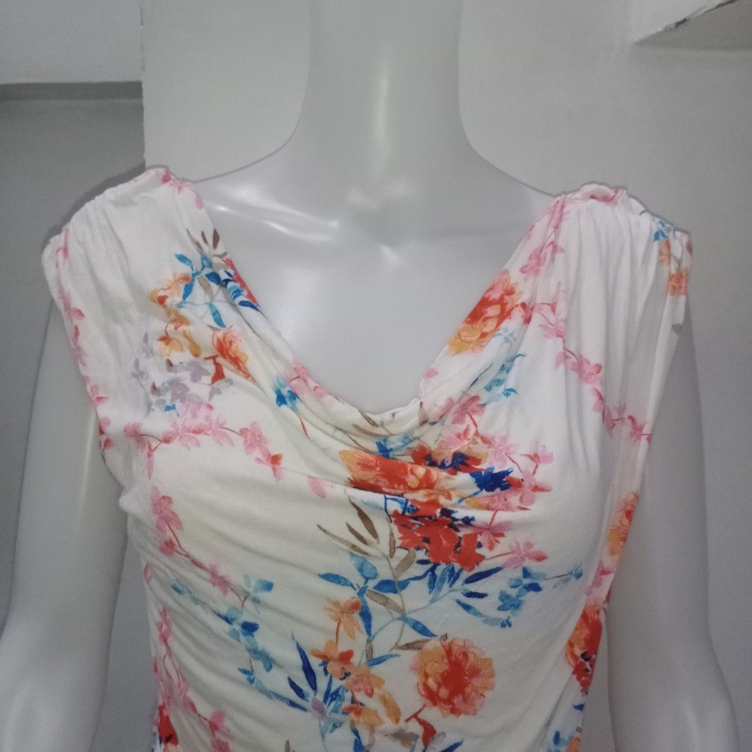 H&M Floral Tops (Category: Blouses) located in Manila. Submitted by shoekendi (Listing ID 1465626430, Image 2). Description: looks new.