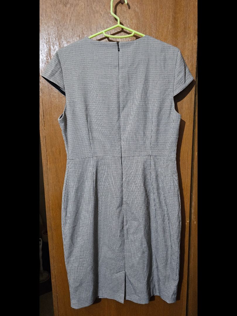 H&M Houndstooth Sheath Dress (Category: Dresses) located in Quezon City. Submitted by mb.tan (Listing ID 1465728182, Image 2). Description: - Size: Medium to large (US 10-EUR 42-UK 14-CN 160/96A) - Color: Black and white houndstooth pattern - Upper material: 65% polyester, 32% viscose, 3% elastane - Lining: 100% polyester Price is negotiable Payment: Gcash Delivery: Sf to be shouldered by buyer. Meetups: Any area near LRT/MRT stations..
