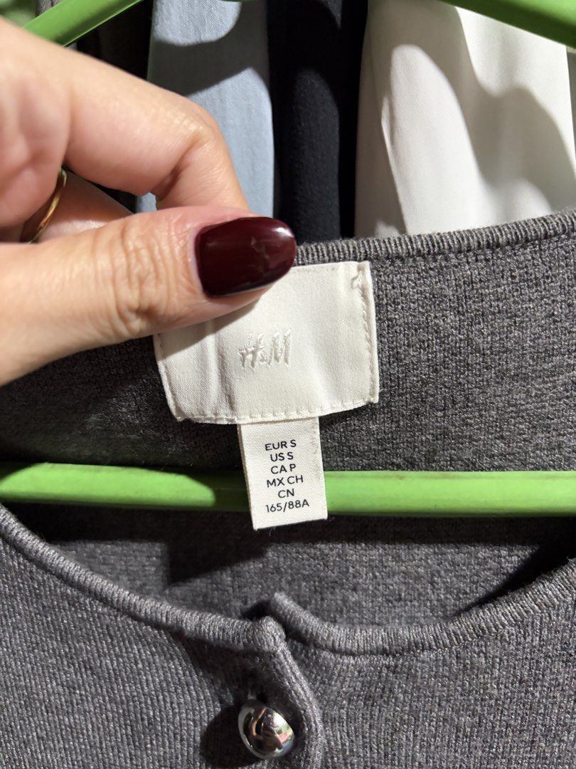 H&M Knit Vest (Category: Sleeveless) located in Valenzuela. Submitted by celineyap04 (Listing ID 1465683844, Image 2). Description: Unused just stocked.