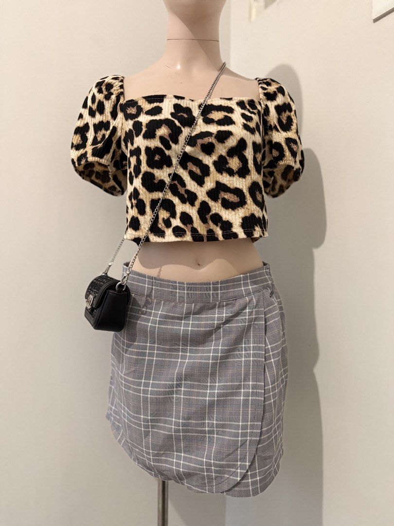 H&M Leopard Print Square Neck Puff Sleeve Top (Category: Blouses) located in Cebu City. Submitted by cleverstorm.f1a902 (Listing ID 1465742496, Image 2). Description: - Brand: H&M - Size: Large - Design: Leopard print crop top with trendy square neckline and short puff sleeves - Material: Ribbed knit with great stretch for a comfortable fit - Styling: Easily pairs with high-waisted skirts or jeans.