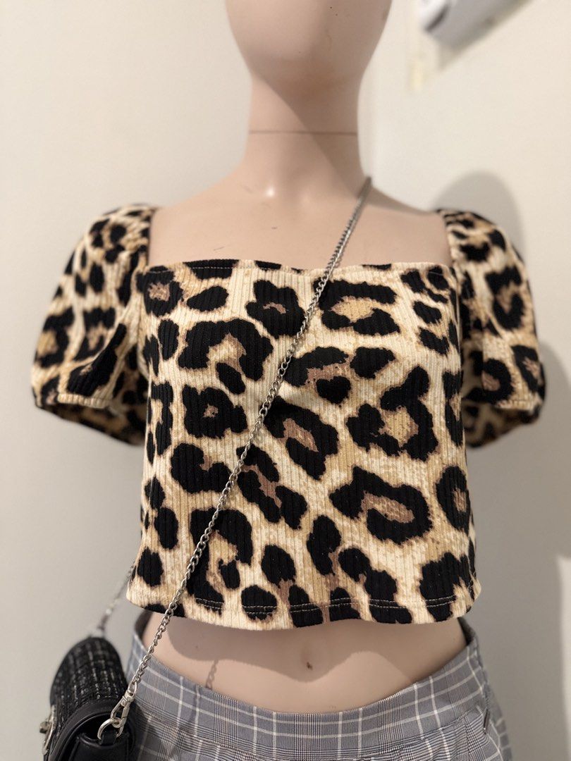 H&M Leopard Print Square Neck Puff Sleeve Top (Category: Blouses) located in Cebu City. Submitted by cleverstorm.f1a902 (Listing ID 1465742496, Image 3). Description: - Brand: H&M - Size: Large - Design: Leopard print crop top with trendy square neckline and short puff sleeves - Material: Ribbed knit with great stretch for a comfortable fit - Styling: Easily pairs with high-waisted skirts or jeans.