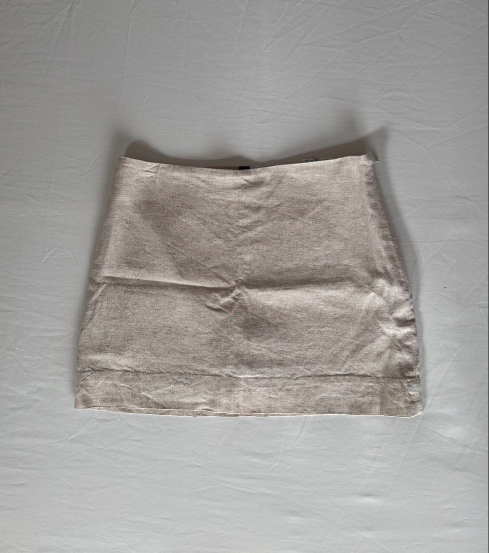 H&M Linen Mini Skirt (Category: Skirts) located in Cebu City. Submitted by gillie_ (Listing ID 1465590820, Image 1). Description: • BRAND NEW (No more price tag bc I thought I'd wear it but never did) • Fits size 22-23 • Length is actually mini • Comes with built-in undershorts.