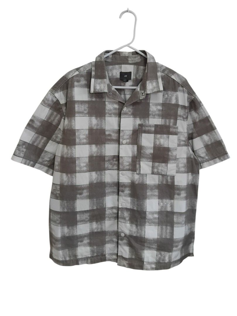 H&M Relaxed Fit Checkered Snap Button Shirt (Category: Tshirts & Polo Shirts ) located in Pasig City. Submitted by hustlexcurate (Listing ID 1465663350, Image 1). Description: H&M Relaxed Fit Checkered Snap Button Shirt Size LARGE on tag fits XL Dimensions: 25X30.