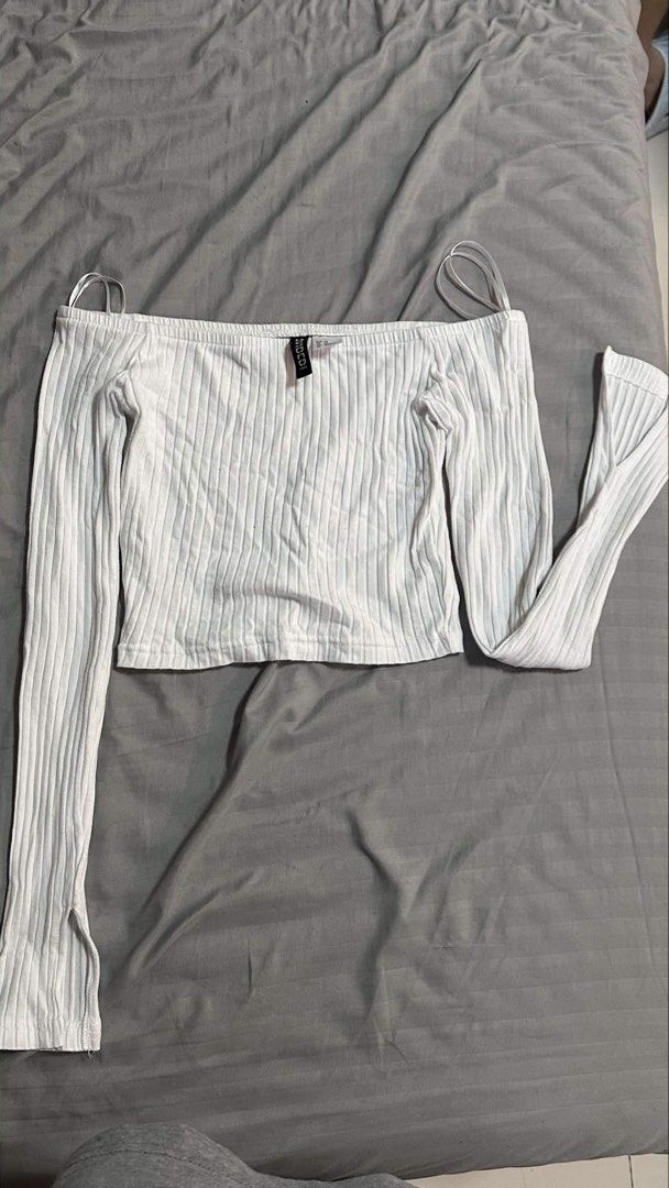 H&M white off shoulder crop top (Category: Blouses) located in Manila. Submitted by darlingria (Listing ID 1465677749, Image 1). Description: .