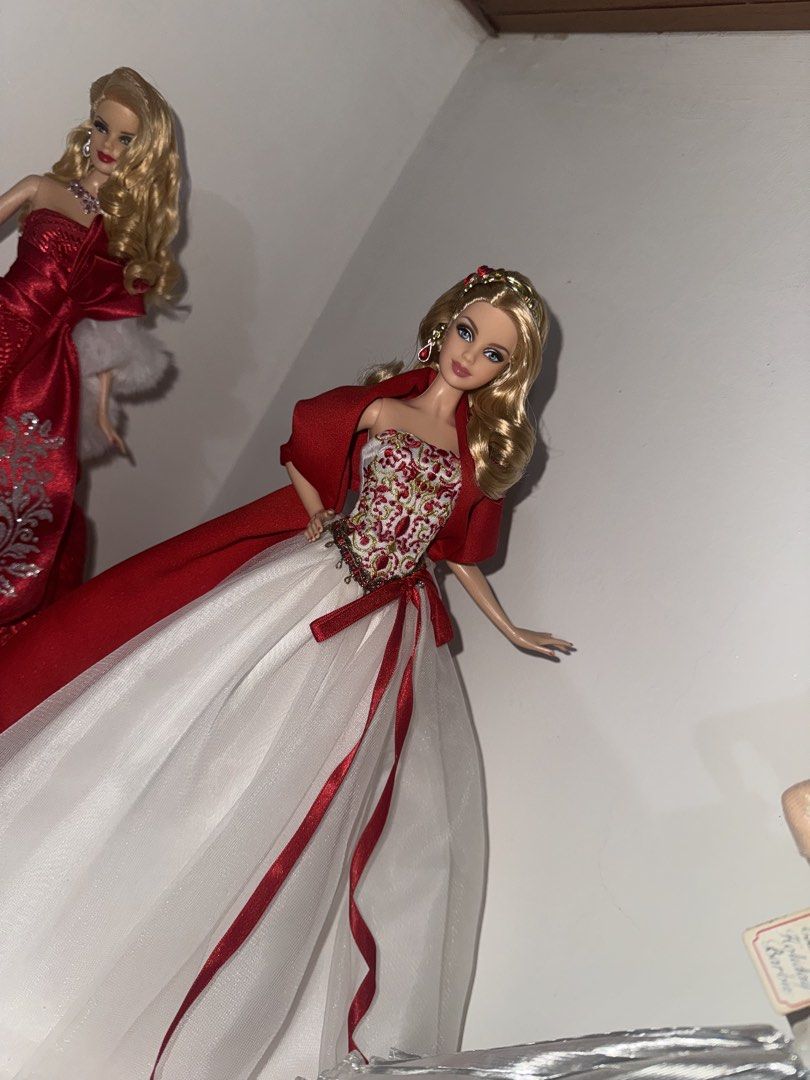 Holiday Barbie 2010 (Category: Figurines & Statues) located in Rodriguez. Submitted by moonliyght (Listing ID 1465650639, Image 1). Description: - one earring missing - still in good condition - displayed only.