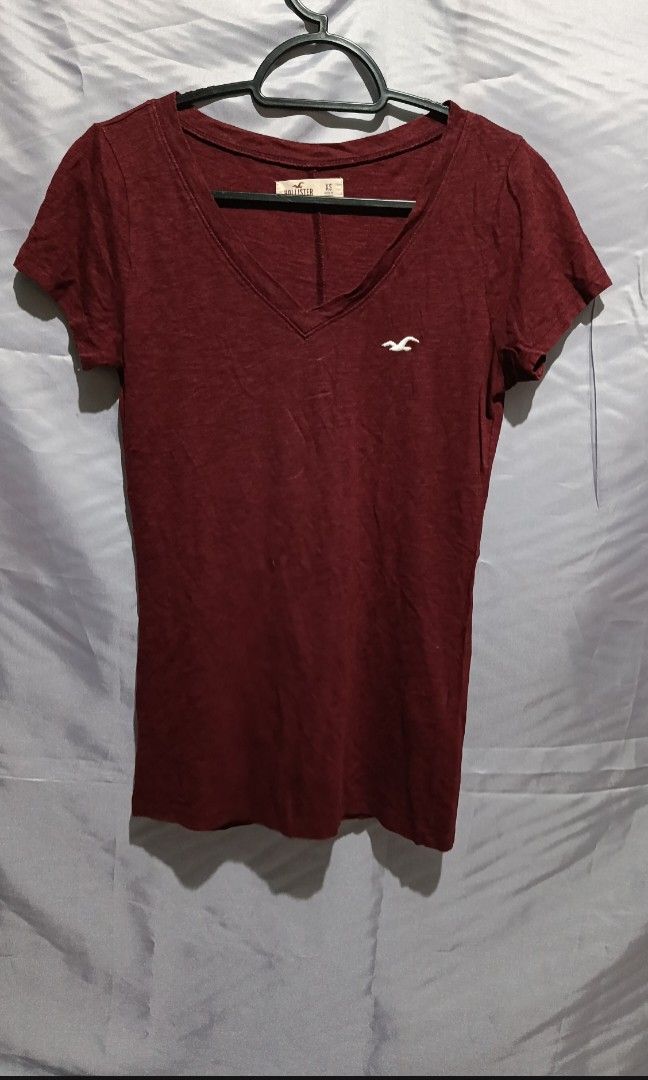 Hollister (Category: Luxury Apparel) located in Mandaluyong City. Submitted by newdepot (Listing ID 1465706123, Image 1). Description: Hollister V-neck t-shirt xsmall white embroidered seagull logo on the chest burgandy/ maroon color 9/10 no issue.