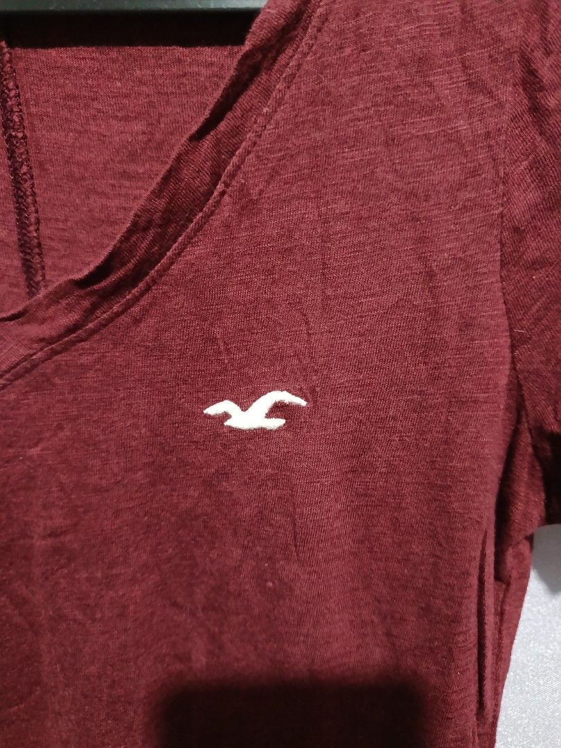 Hollister (Category: Luxury Apparel) located in Mandaluyong City. Submitted by newdepot (Listing ID 1465706123, Image 2). Description: Hollister V-neck t-shirt xsmall white embroidered seagull logo on the chest burgandy/ maroon color 9/10 no issue.