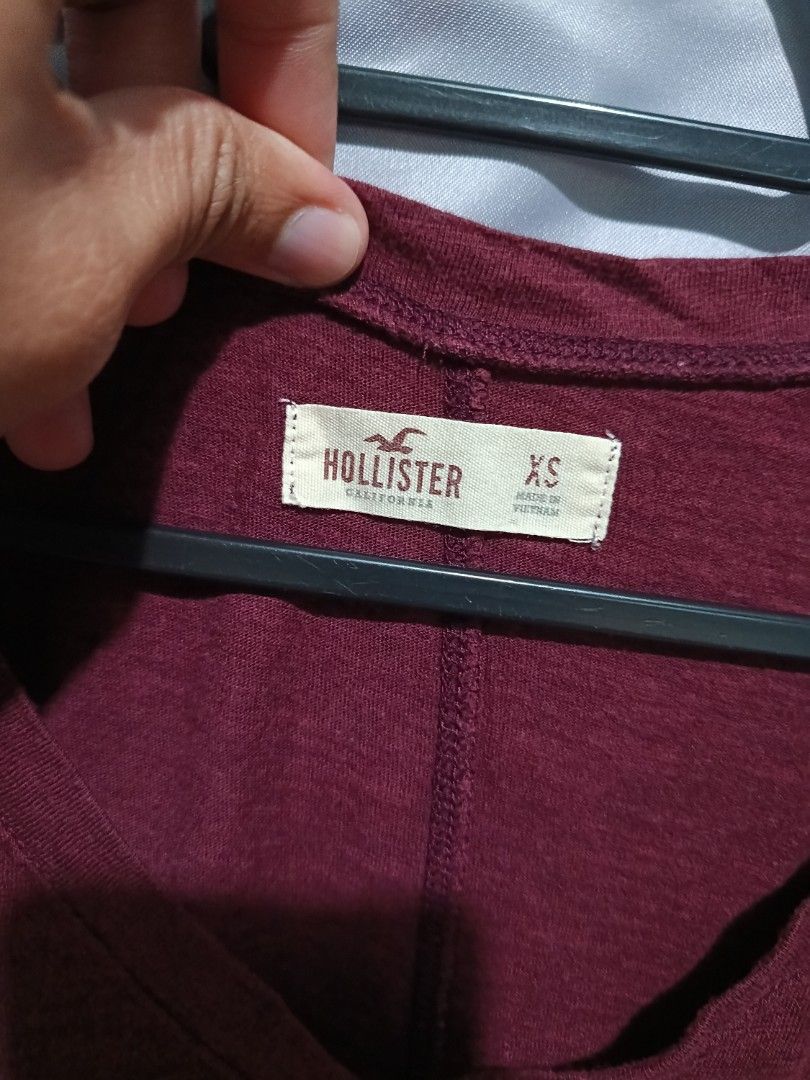 Hollister (Category: Luxury Apparel) located in Mandaluyong City. Submitted by newdepot (Listing ID 1465706123, Image 3). Description: Hollister V-neck t-shirt xsmall white embroidered seagull logo on the chest burgandy/ maroon color 9/10 no issue.