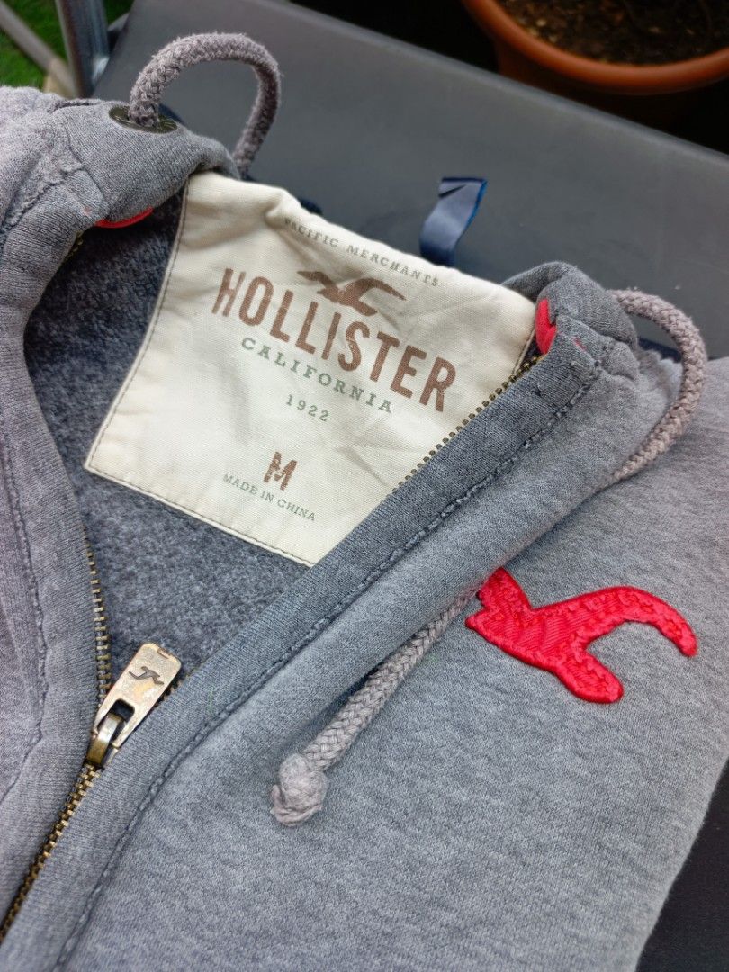 Hollister Jacket (Category: Coats, Jackets and Outerwear) located in Davao. Submitted by karlito. (Listing ID 1465609616, Image 2). Description: Width 21 Length 27 Excellent Condition No issue.