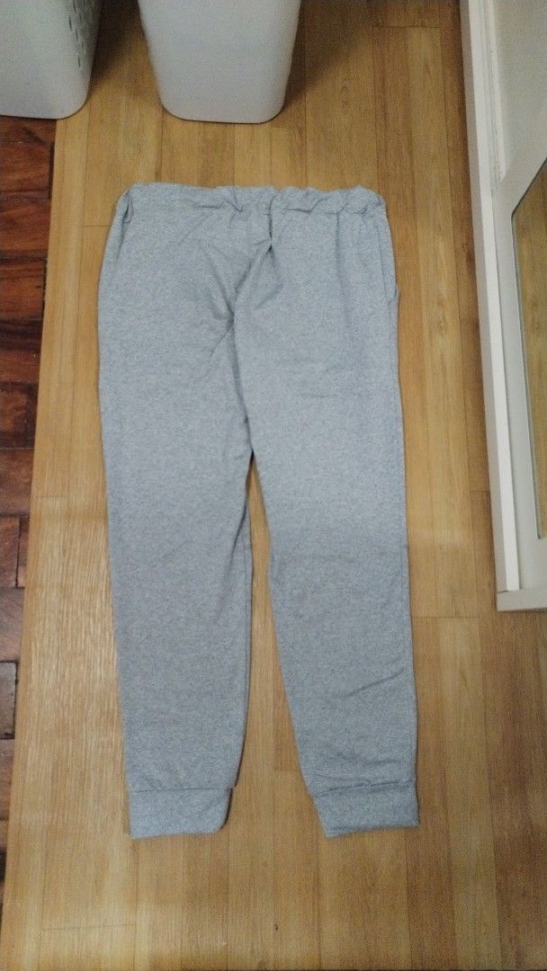 Hollister Jogger Sweatpants (Category: Joggers) located in Manila. Submitted by dsean22 (Listing ID 1465702079, Image 2). Description: Gray Hollister jogger sweatpants Size L 36 inches length 30 waist (stretchable).
