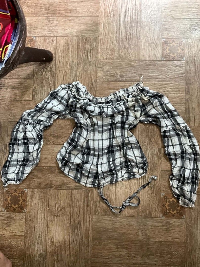 HOLLISTER OFF SHOULDER PATTERNED LONG SLEEVES (Category: Sleeveless) located in Manila. Submitted by zesshian (Listing ID 1465687186, Image 1). Description: -with washable stains -original hollister -off shoulder top -long sleeves -checkered top -small on tag up to medium.