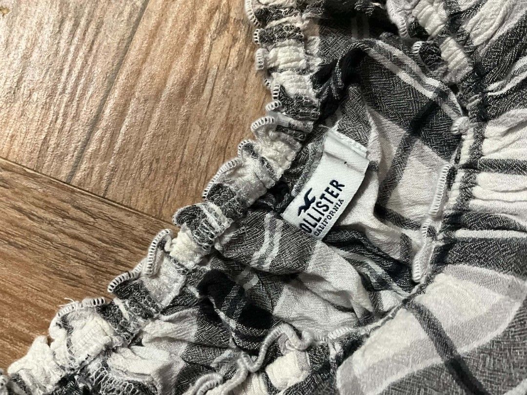 HOLLISTER OFF SHOULDER PATTERNED LONG SLEEVES (Category: Sleeveless) located in Manila. Submitted by zesshian (Listing ID 1465687186, Image 3). Description: -with washable stains -original hollister -off shoulder top -long sleeves -checkered top -small on tag up to medium.