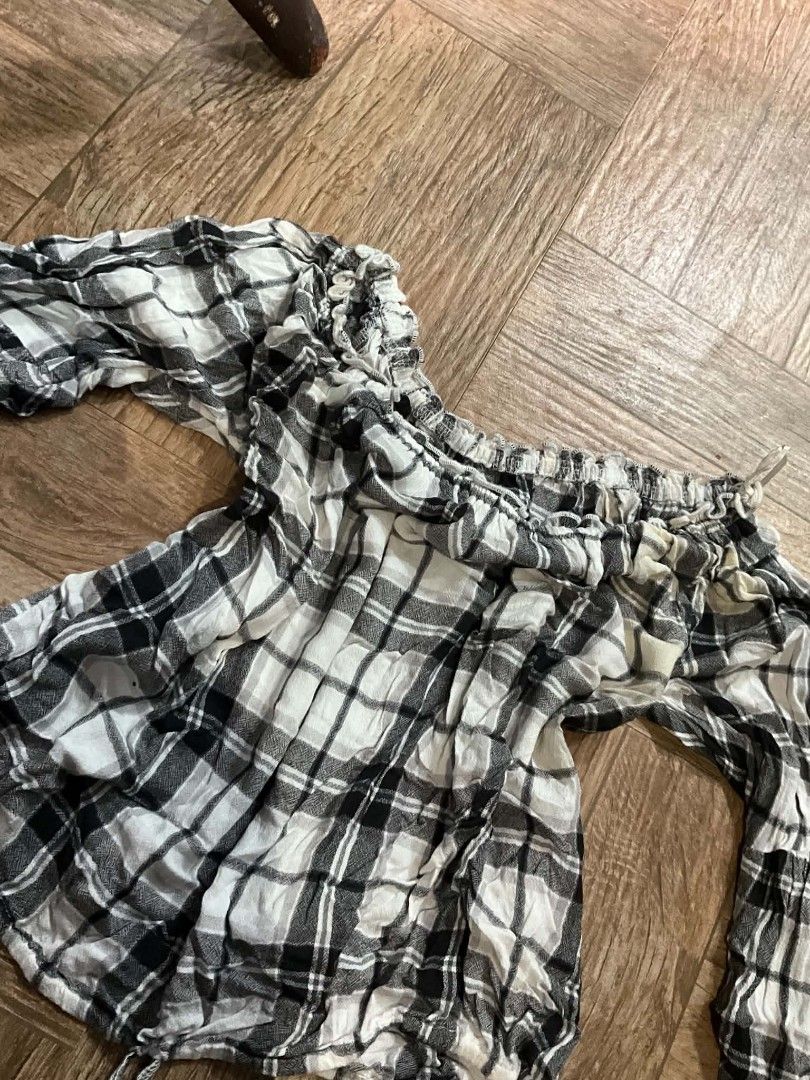 HOLLISTER OFF SHOULDER PATTERNED LONG SLEEVES (Category: Sleeveless) located in Manila. Submitted by zesshian (Listing ID 1465687186, Image 2). Description: -with washable stains -original hollister -off shoulder top -long sleeves -checkered top -small on tag up to medium.