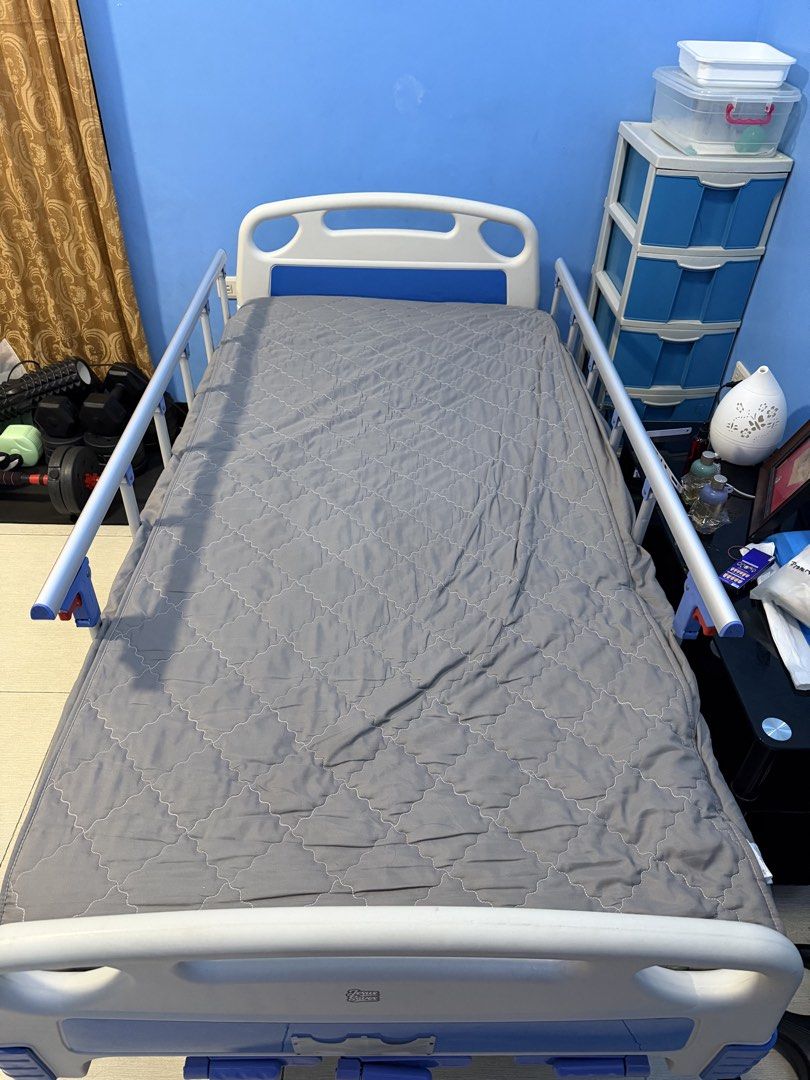 Hospital Bed (Category: Medical Supplies & Tools) located in Cainta. Submitted by fely.m (Listing ID 1465656924, Image 2). Description: 3 Manual Cranks: Easily adjust headboard elevation, footrest elevation, and overall bed height. Safety & Security: Equipped with foldable side guard rails with quick-release levers for safety and easy patient transfer. Mobility: Smooth-rolling caster wheels with individual locking brakes for secure positioning. I
