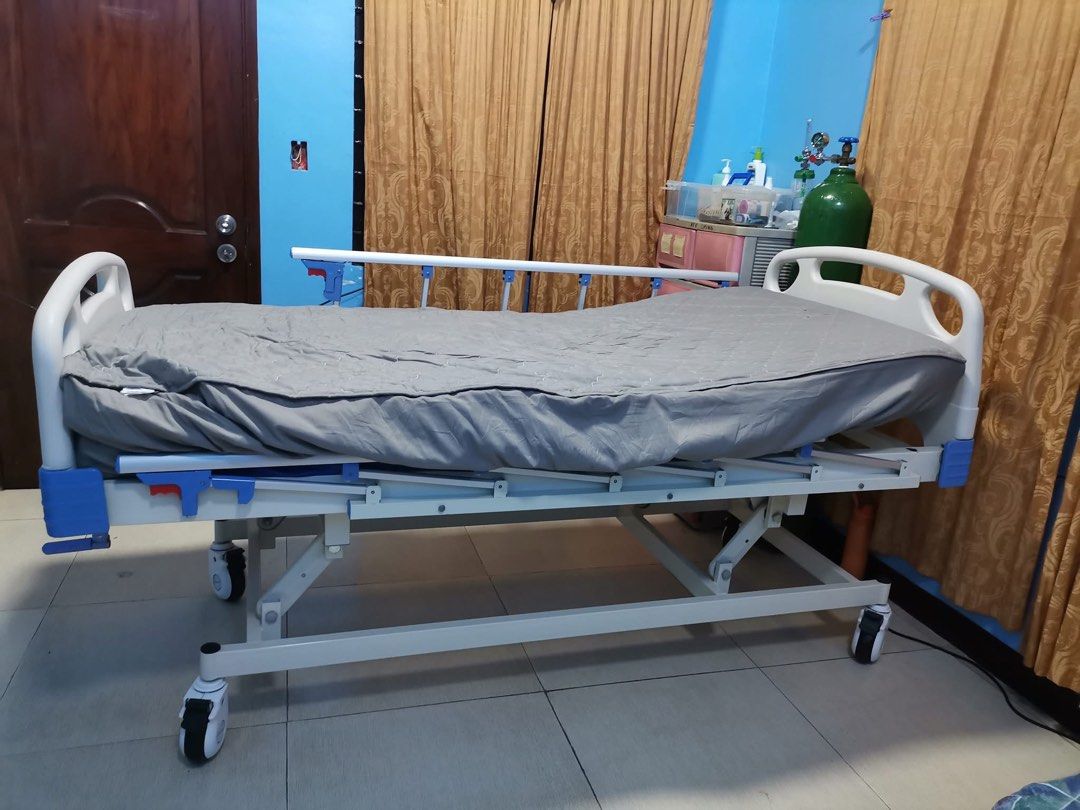Hospital Bed (Category: Medical Supplies & Tools) located in Cainta. Submitted by fely.m (Listing ID 1465656924, Image 1). Description: 3 Manual Cranks: Easily adjust headboard elevation, footrest elevation, and overall bed height. Safety & Security: Equipped with foldable side guard rails with quick-release levers for safety and easy patient transfer. Mobility: Smooth-rolling caster wheels with individual locking brakes for secure positioning. I