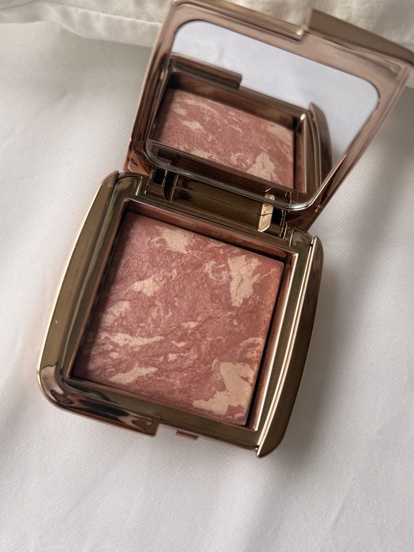 Hourglass Mood exposure (Category: Makeup) located in Manila. Submitted by kylieolarte (Listing ID 1465598556, Image 1). Description: LAST PRICE POSTED. would rather keep than sell it on a lower price. messages re LP will not be entertained. thank you! :) Viral muted blush! Shade Profile: Described as a soft plum, rosy mauve, or a nude-neutral shade with subtle, warm undertones that mimic a natural flush.