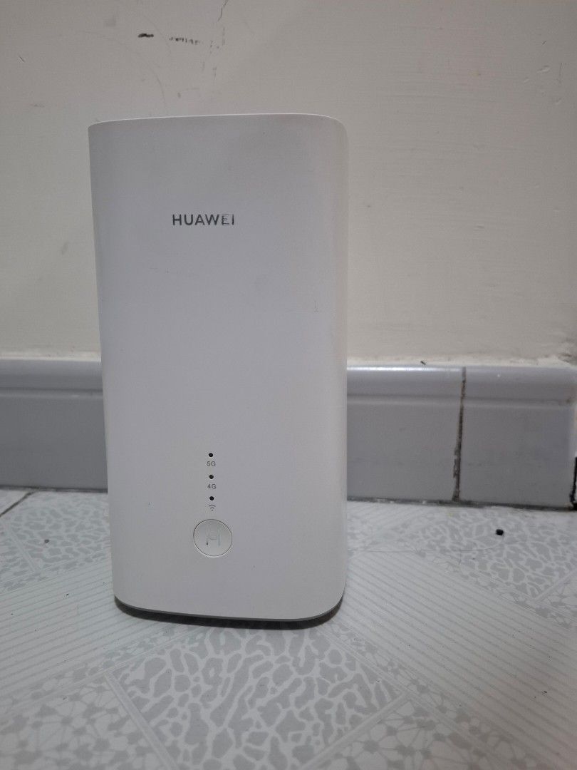 Huawei華為 5G 路由器 網絡基地台 （分類：Wifi及上網相關產品）位於 Hong Kong。 由 kongsiuki888 提交（商品編號 1465716876，圖片 1）。簡介： 放一個華為5G路由器，屋企升級寬頻用唔著所以放盤。白色機身，有5G同4G燈號。插sim卡就用到，免拉線，租屋或者村屋最啱用。交收地點可以再夾，有興趣隨時pm我。。
