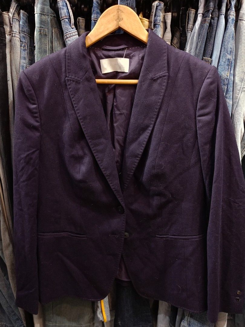 Hugo Boss Coat (Category: Coats, Jackets and Outerwear) located in Manila. Submitted by robco (Listing ID 1465666328, Image 1). Description: Hugo Boss Qoat No issues W - 19.5 L - 28 1300.