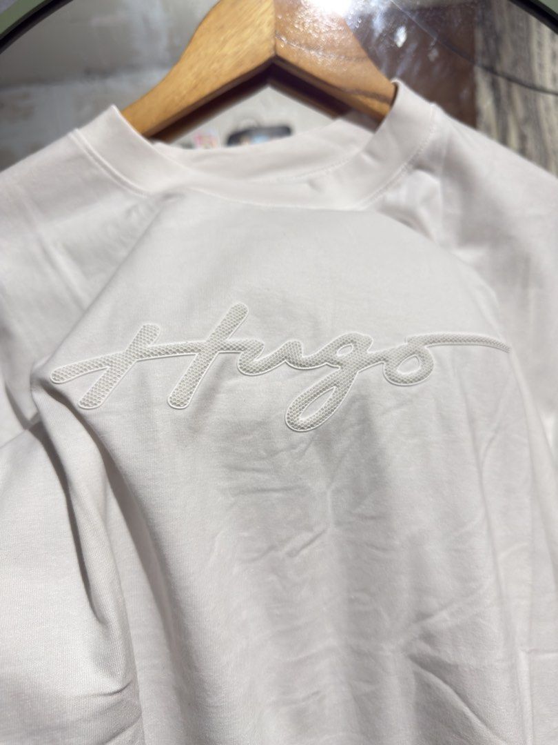 HUGO BOSS Rubber Loggo (Category: Formal Shirts) located in Manila. Submitted by tindero-ng-damit (Listing ID 1465686044, Image 2). Description: Hugo Boss Embossed Rubber Logo Size L best fit 22 width - 28 Length No issue - Flawless Complete tags.
