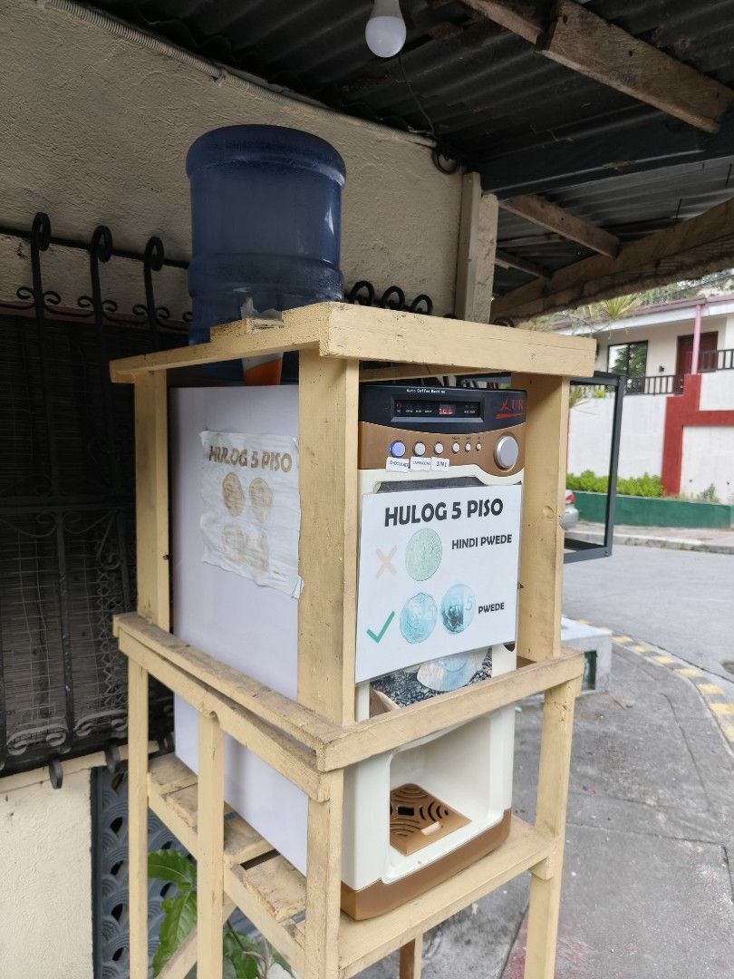 Hulog 5 Piso Auto Coffee Vending Machine with Stand (Category: Coffee Machines & Makers) located in Quezon City. Submitted by joel.buyan (Listing ID 1465717320, Image 2). Description: For sale 3in1 coffee vendo machine tipid sa kuryente patok sa masa operational papo kasama na cage at bottle at mga powder, cups rfs; diko napo maasikaso dahil sa paalis-alis na me. Fix na po sa price mag 1year palang 23k bili ko.