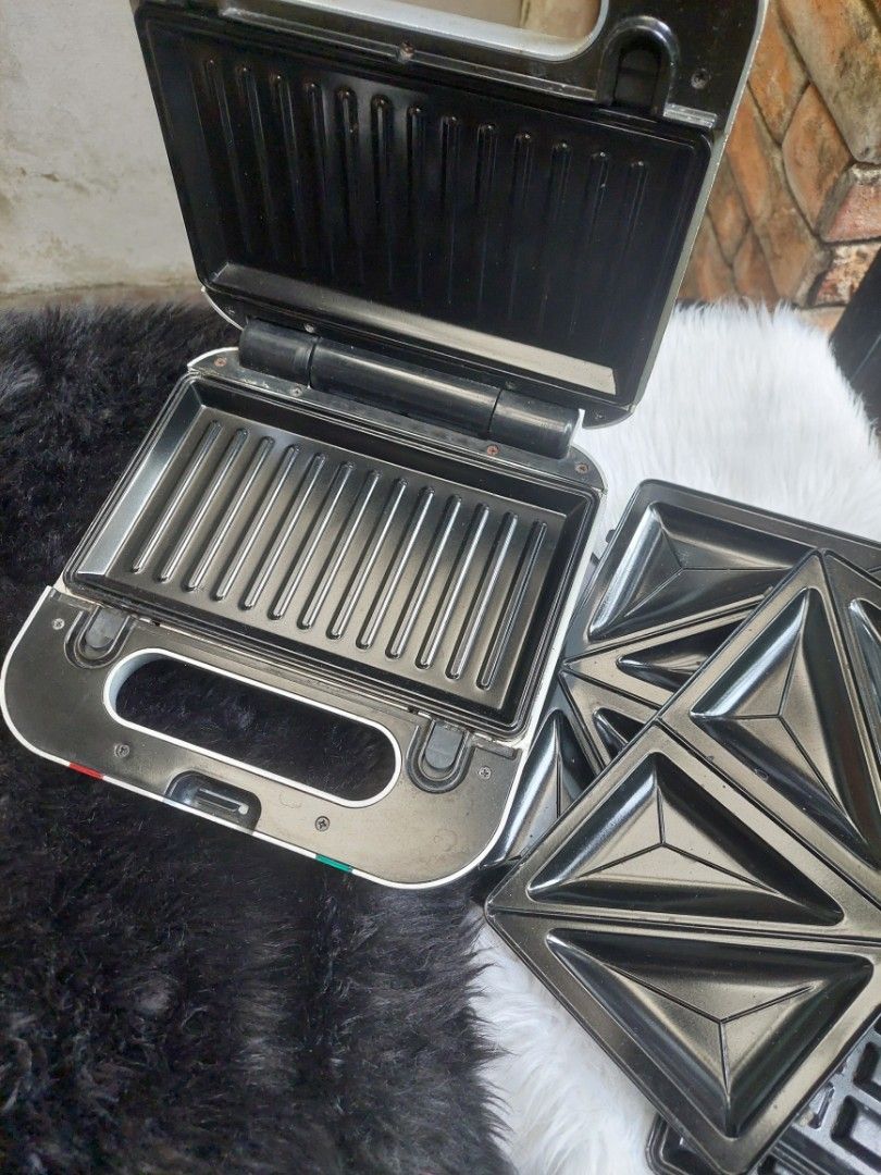 Imarflex 3 in 1 Snack Maker (Category: Cookware & Accessories) located in Navotas City. Submitted by venizianess (Listing ID 1465703367, Image 2). Description: - Brand/Model: Imarflex 3-in-1 Snack Maker (Silver & Black) - Includes 3 sets of interchangeable non-stick plates (Sandwich, Grill, Waffle) - Compact countertop design saves kitchen space - Convenient indicator lights on the handle for power status - Easy to swap plates for quick breakfast