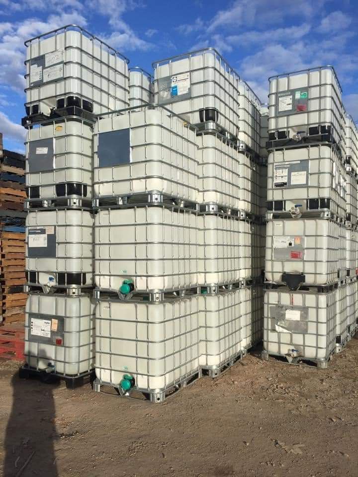 Industrial IBC Tank 1000L Plastic Container Cage (Category: Construction & Building Materials) located in Caloocan City. Submitted by vastbird_4f59c3 (Listing ID 1465698715, Image 2). Description: - Capacity: 1000 liters per tank - Build: Heavy-duty plastic container inside a sturdy metal cage - Base: Standard attached pallet base for easy handling - Features: Equipped with reliable valve outlets - Uses: Ideal for water storage, farming, and indu