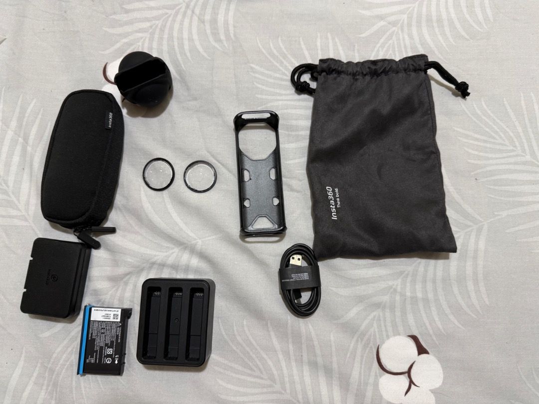 Insta360 X4 Action Camera Accessories Bundle Battery Case Pouch (Category: Cameras) located in Mandaue City. Submitted by skv369 (Listing ID 1465711339, Image 1). Description: Battery, Multi battery charging hub with cable, battery case, thermo grip, lens guard, pouch.
