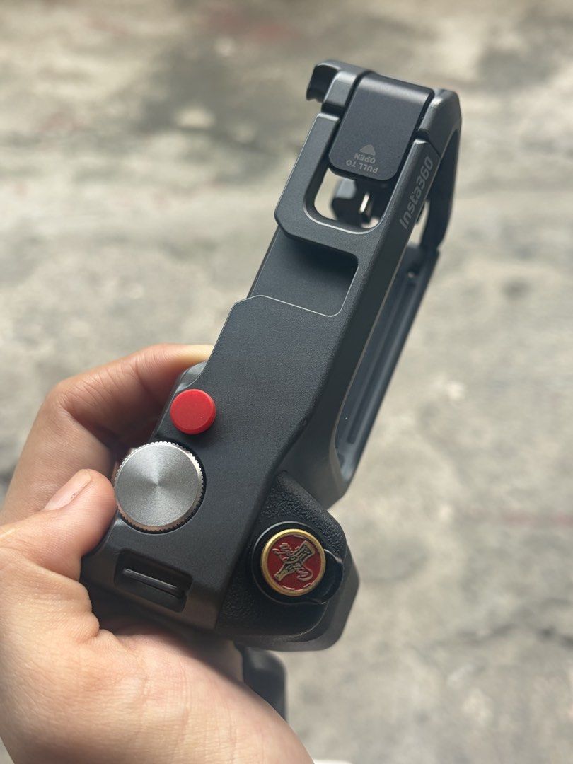 Insta360 Xplorer Grip Pro Kit (Category: Camera Bags & Carriers) located in Manila. Submitted by artsbyru777 (Listing ID 1465587114, Image 2). Description: .