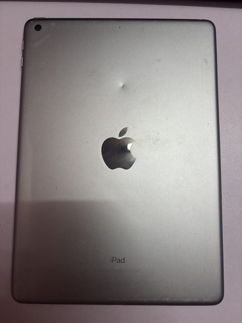 iPad 5th generation (Category: iPad) located in Alor Setar. Submitted by happyfox-c1d9 (Listing ID 1465645695, Image 3). Description: nak jual murmur, sesuai untuk bagi anak-anak tengok youtube,netflix.