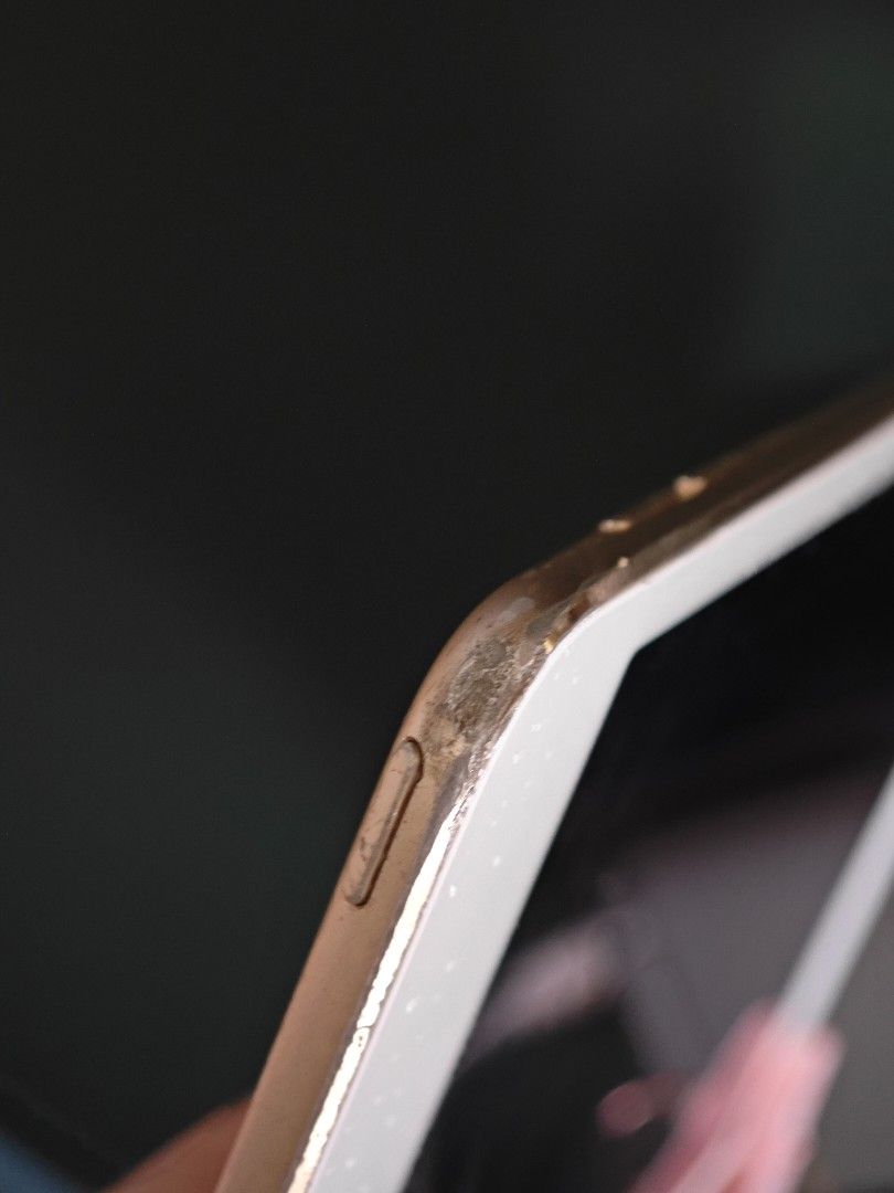 ipad Mini4 第4代 （分類：平板電腦 - iPad）位於 Hong Kong。 由 peterming142521 提交（商品編號 1464302540，圖片 2）。簡介： iPadmini4(第四代)金色，機身纖薄，手感一流，仲送apple pencil及火牛 🚫 Not selling: Apple iPad Air 4 iPad Air4 第四代 10.9吋 WiFi Cellular LTE 4G 64GB 256GB 太空灰 銀色 玫瑰金 綠色 天藍色 Space Gray Silver Rose Gold Green Sky Blue 全新 未拆封 99%新 正常運作 冇花 冇撞 貼咗貼膜 有盒 配件全齊 原裝火牛 充電線 Apple Pencil 2 妙控鍵盤 巧控鍵盤 Smart Folio 保護套 學生 網課 返學 筆記 Note taking 畫畫 插畫 睇戲 娛樂 追劇 Netflix 輕度辦公 Zoom 視像會議 禮物 送禮 現貨 即日交收 MTR面交