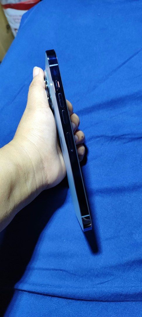 Iphone 13 promax (Category: iPhone 13 Series) located in Quezon City. Submitted by villarealclarisse (Listing ID 1465652431, Image 3). Description: Iphone 13 Promax 256gb 77BH Inclusion: unit and case Issue: yung mesh lang sa speaker another than that goods ang performance RFS: upgrade QC Batasan/Fairview location.