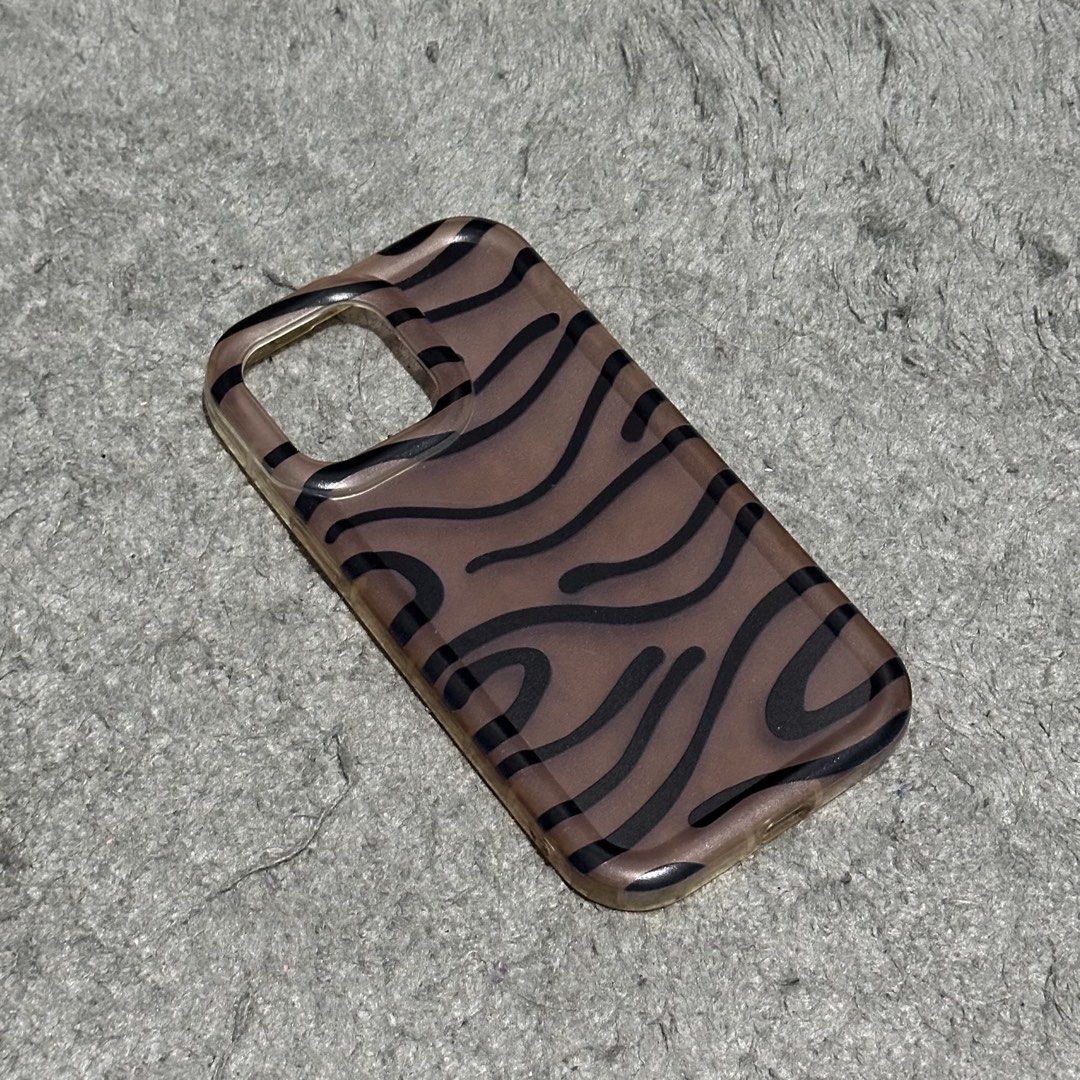 Iphone 14 Pro Max Phone Case (Category: Cases & Sleeves) located in Lipa City. Submitted by jecoparra (Listing ID 1465701894, Image 2). Description: - Compatible with iPhone 14 Pro Max - Stylish brown and black abstract / wave pattern design - Durable material providing good daily protection - Clean and well-maintained condition - Perfect for aesthetic mirror selfies.