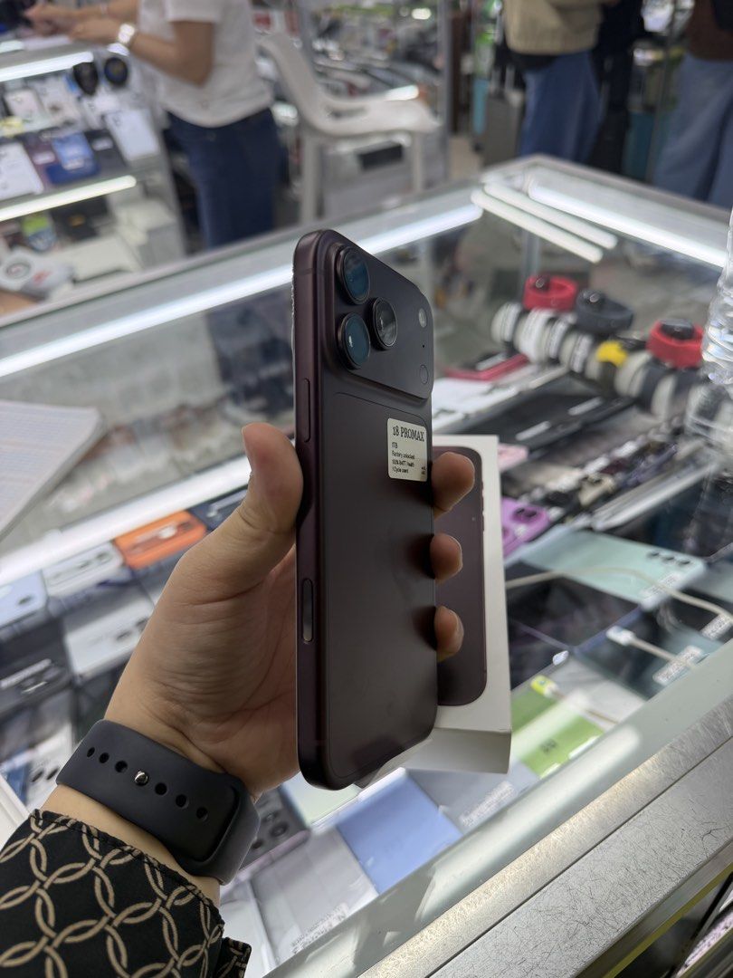 Iphone 18 Pro Max 1TB 100% BH FU HK No issue (Category: iPhone 18 Series) located in San Juan City. Submitted by javedsgadgetshop (Listing ID 1465582501, Image 3). Description: PTPA : Padelete po if bawal ❌ Here's the QUICK INFO ➡️ IPHONE 18promax ➡️ 1TB ➡️ Burgundy COLOR ➡️ PHYSICAL SIM + ESIM ➡️ Factory Unlock ➡️ 98% MAKINIS & 100% BATT ➡️ STORE WARRANTY ➡️ WITH CASE AND TEMPERED - serial can be check on apple website |Money back if its proven 