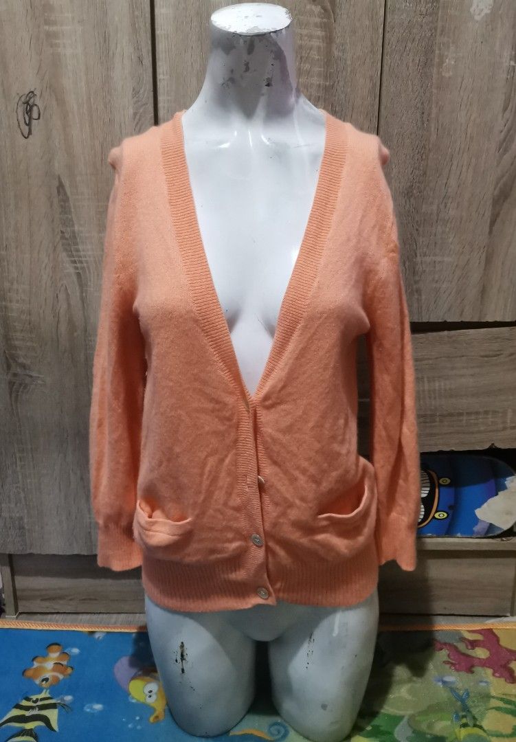 J crew 100 % cashmere cardigan (Category: Coats, Jackets and Outerwear) located in San Pedro. Submitted by thriftersthrift (Listing ID 1465586048, Image 1). Description: Width(inches) :16 Length(inches) :22.5 Good condition Already wash Color rate : 10 /10 🌵ALL ITEMS ARE FROM UKAY BALE SO MANAGE YOUR EXPECTATION 🌵 ASK SELLER FOR MORE INFORMATION COLOR MAY CHANGE TRU LIGHTING.