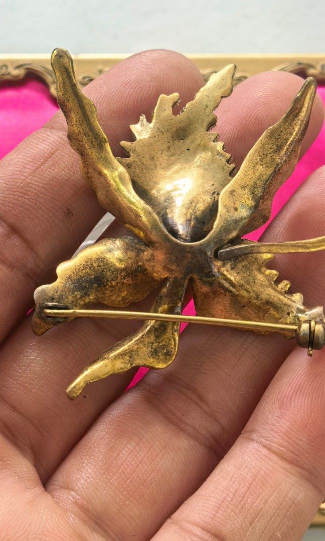 Japan catleya brooch (Category: Brooches) located in Tuguegarao City. Submitted by zenphoenix-7ad615 (Listing ID 1465592049, Image 3). Description: Mabigat Catleya brooch Black and gold With signs of use.