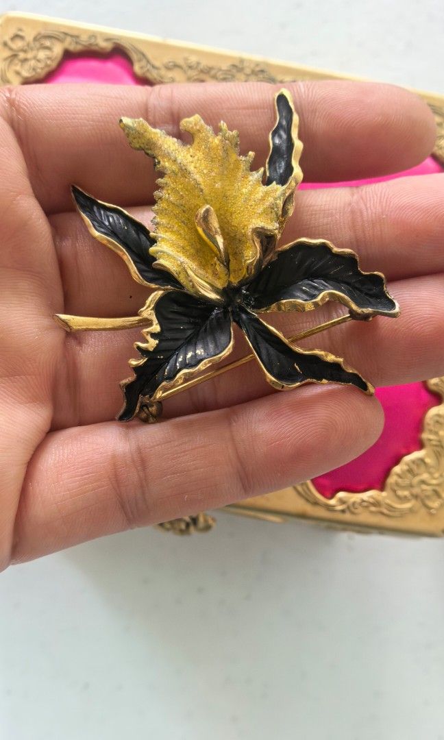 Japan catleya brooch (Category: Brooches) located in Tuguegarao City. Submitted by zenphoenix-7ad615 (Listing ID 1465592049, Image 2). Description: Mabigat Catleya brooch Black and gold With signs of use.