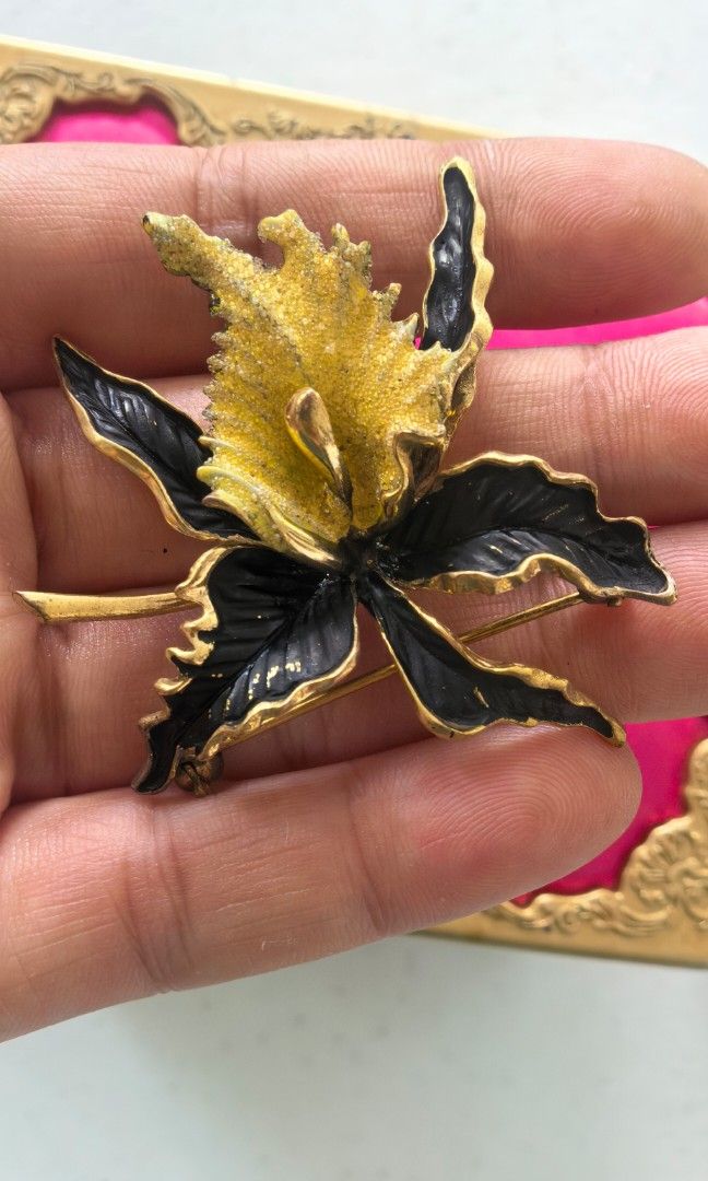 Japan catleya brooch (Category: Brooches) located in Tuguegarao City. Submitted by zenphoenix-7ad615 (Listing ID 1465592049, Image 1). Description: Mabigat Catleya brooch Black and gold With signs of use.