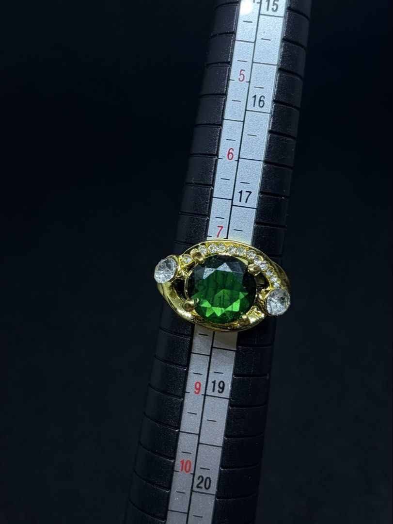 Japan Vintage Surplus Emerald Ring Size 8 (Category: Rings) located in Mexico. Submitted by secondstory.kr (Listing ID 1465584028, Image 1). Description: .