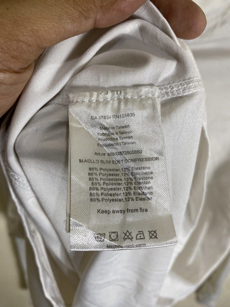 j.lindeberg Maello Slim Soft Compression Long Sleeve Top White Large (Category: Activewear) located in Manila. Submitted by carbertjakosalem (Listing ID 1465754577, Image 3). Description: - Brand: J.Lindeberg (Maello Model) - Color: Crisp White - Size: Large (tag attached) - Fit: Slim soft compression top - Details: Long sleeves with branded lettering, mock neck with back bridge logo - Material: 88% polyester, 12% elastane - Origin: Made in Taiwa