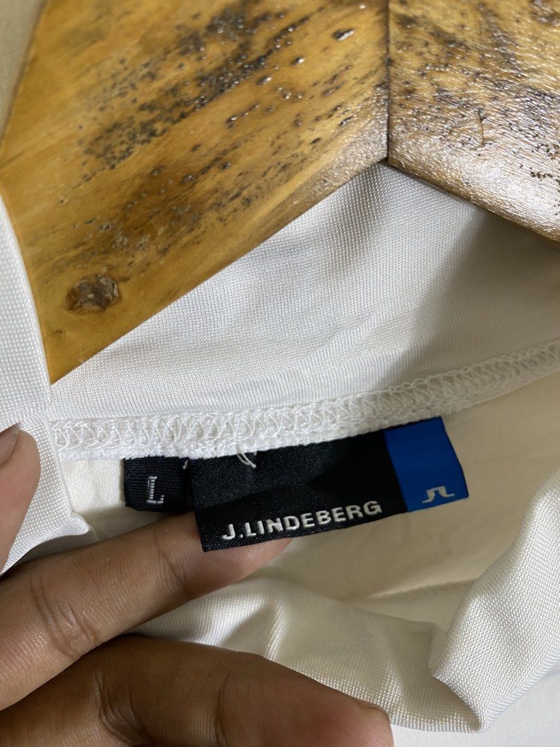 j.lindeberg Maello Slim Soft Compression Long Sleeve Top White Large (Category: Activewear) located in Manila. Submitted by carbertjakosalem (Listing ID 1465754577, Image 2). Description: - Brand: J.Lindeberg (Maello Model) - Color: Crisp White - Size: Large (tag attached) - Fit: Slim soft compression top - Details: Long sleeves with branded lettering, mock neck with back bridge logo - Material: 88% polyester, 12% elastane - Origin: Made in Taiwa