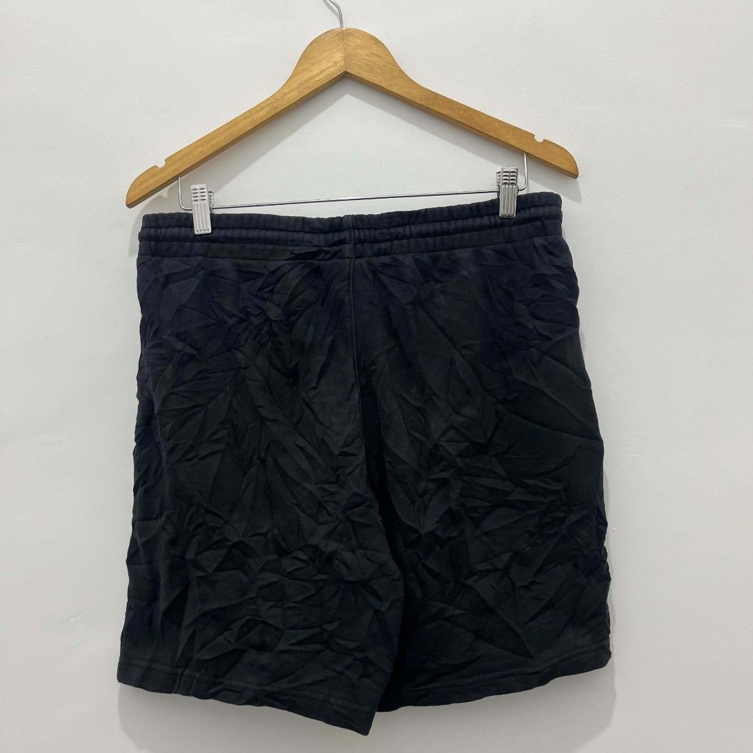 Jordan Black Sweat Shorts (Category: Shorts) located in Santa Rita. Submitted by papagabs01 (Listing ID 1465675615, Image 3). Description: Waistline : 33-38 Length : 18 Leg hole : 13 9.5/10 Color Rate ✨ No pinhole No Cracks print - Brand: Jordan - Color: Black with pink Jumpman logo and big AJ graphic - Size: Large (Style Code: DM1873-010) - Material: Comfortable cotton blend fleece - Features: Elastic waistband with drawstring and two side pocke