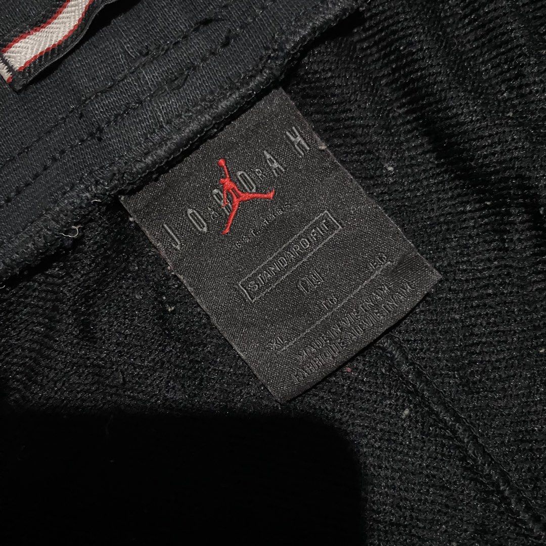 JORDAN DIAMOND FLEECE SHORT (Category: Shorts) located in Manila. Submitted by yonixx__ (Listing ID 1465673082, Image 3). Description: Black Jordan Fleece Shorts (Style Code: DC7576-010) - Size: XL with a standard fit - No issue // Excellent Condition.