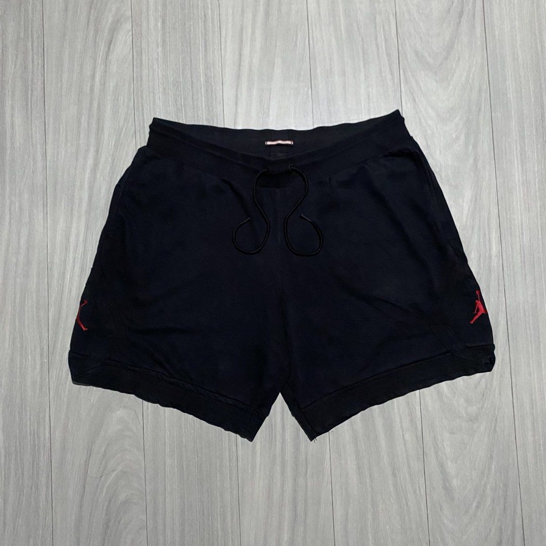 JORDAN DIAMOND FLEECE SHORT (Category: Shorts) located in Manila. Submitted by yonixx__ (Listing ID 1465673082, Image 1). Description: Black Jordan Fleece Shorts (Style Code: DC7576-010) - Size: XL with a standard fit - No issue // Excellent Condition.