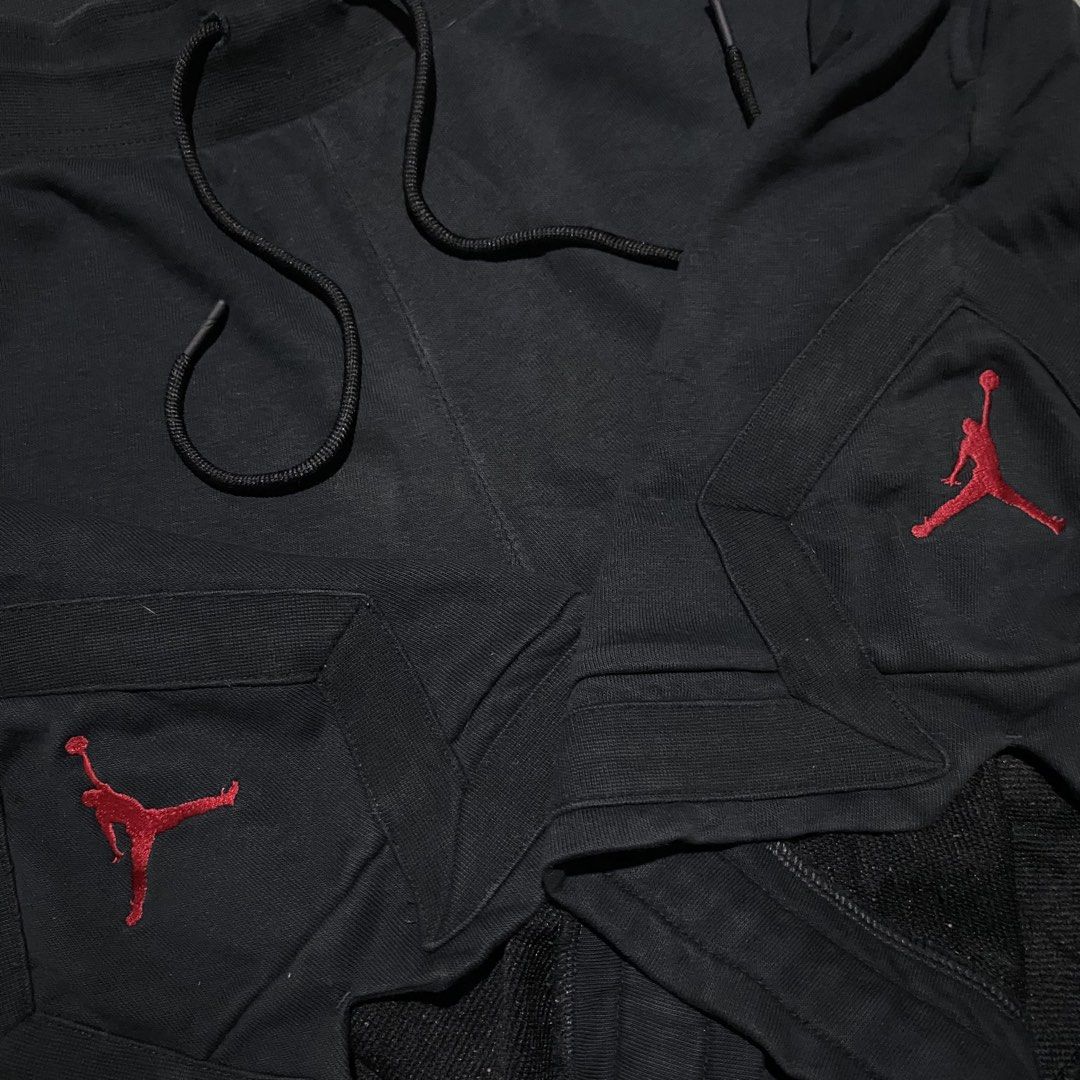 JORDAN DIAMOND FLEECE SHORT (Category: Shorts) located in Manila. Submitted by yonixx__ (Listing ID 1465673082, Image 2). Description: Black Jordan Fleece Shorts (Style Code: DC7576-010) - Size: XL with a standard fit - No issue // Excellent Condition.
