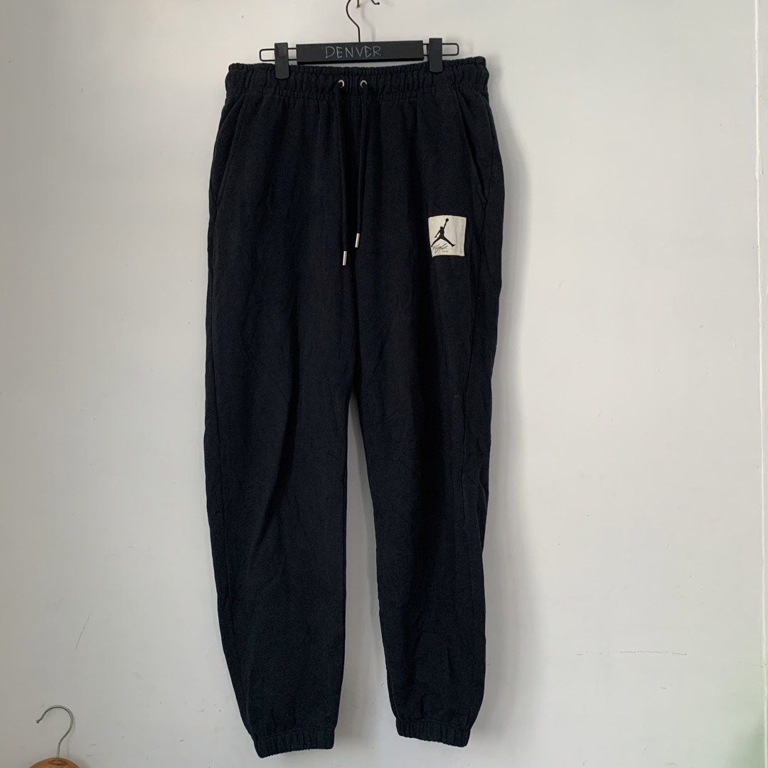 Jordan Flight Black Sweatpants Joggers Size L (Category: Joggers) located in Manila. Submitted by gentleflower-74686a (Listing ID 1465594341, Image 1). Description: - Brand: Jordan Flight - Color: Black - Waistline: 31-35 / Length: 38 - Size: Large (Made in Vietnam) - Material: Cozy fleece interior for ultimate comfort - Details: Drawstring waistband with branded metal eyelets & elastic ankle cuffs - Branding: Classic Jumpman logo patch on the le