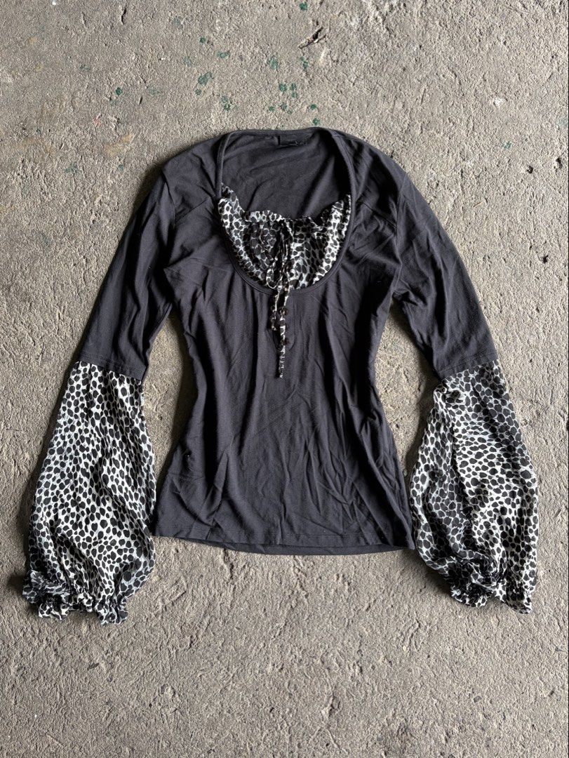 Just cavali with Leopard Print Balloon Sleeves (Category: Blouses) located in Quezon City. Submitted by ward.drobe (Listing ID 1465636785, Image 1). Description: Just cavali top Cut tag Size M-L.