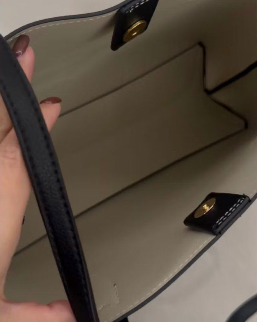 Kate Spade Black Tote Bag (Category: Announcements) located in Mandaluyong City. Submitted by bayline999 (Listing ID 1465402968, Image 3). Description: .