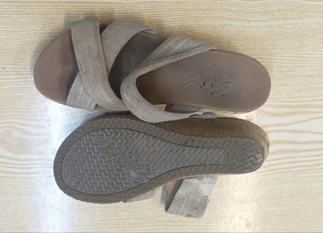 Kayo Na Mag-Price (Category: Flats & Sandals) located in Taytay. Submitted by crisha14344 (Listing ID 1465618015, Image 2). Description: Women’s wedge sandal with a cork-look wedge sole, cross-over fabric straps across the forefoot, an open toe, a toe-post(thong-style) strap in the center and a cushioned brown footbed. Na-stock po yan Kaya ganyan at paghugot naipit yung sole sa dulo, kita naman sa photos. Kaya kayo na magprice Branded po yan.